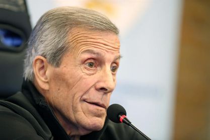 Tabárez evoluciona bien tras una operación de hernia umbilical Tabárez evoluciona bien tras una operación de hernia umbilical