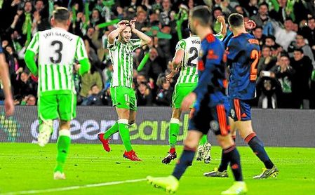 Loren celebra el 1-0 ante el Valencia. Loren celebra el 1-0 ante el Valencia.