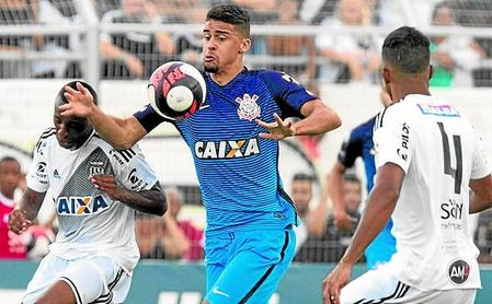 A sus 20 años, Léo Santos está llamado a dar el salto al fútbol europeo más pronto que tarde. A sus 20 años, Léo Santos está llamado a dar el salto al fútbol europeo más pronto que tarde.