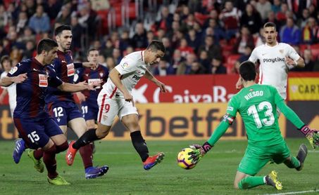 2-2. El Sevilla salva un punto en la prolongación y en inferioridad 2-2. El Sevilla salva un punto en la prolongación y en inferioridad