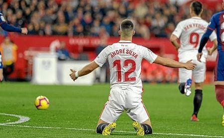 André Silva protesta una jugada en el partido ante el Eibar. André Silva protesta una jugada en el partido ante el Eibar.