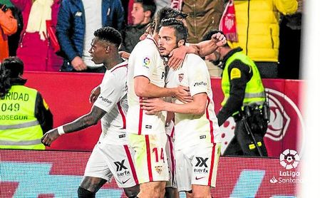 El Sevilla celebra el postrero 2-2 ante el júbilo del graderío. El Sevilla celebra el postrero 2-2 ante el júbilo del graderío.