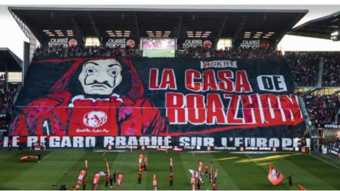 Espectacular tifo de la afición del Rennes. Espectacular tifo de la afición del Rennes.