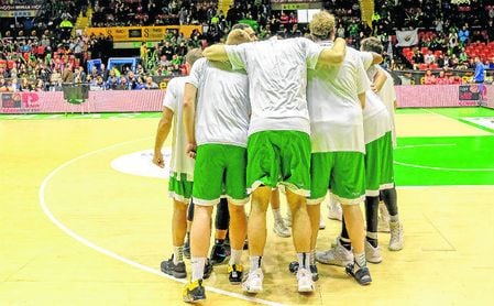 El Betis, justo antes de arrancar su final ante el Bilbao Basket con un San Pablo hasta la bandera El Betis, justo antes de arrancar su final ante el Bilbao Basket con un San Pablo hasta la bandera