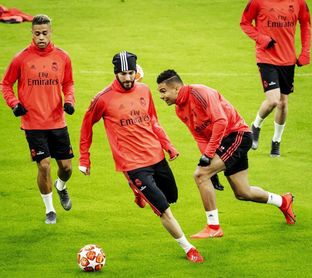 Cuatro detenidos por un ataque con fuegos artificiales al hotel del Real Madrid Cuatro detenidos por un ataque con fuegos artificiales al hotel del Real Madrid