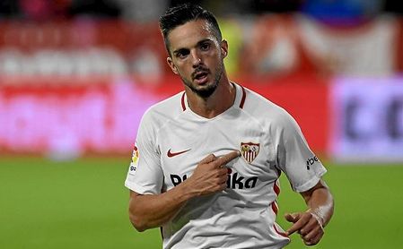 Sarabia se señala el escudo tras marcar un gol esta temporada. Sarabia se señala el escudo tras marcar un gol esta temporada.
