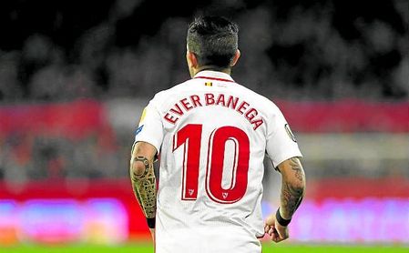 Éver Banega se perderá por sanción el partido de LaLiga ante el Villarreal y el de UEL frente a la Lazio. Éver Banega se perderá por sanción el partido de LaLiga ante el Villarreal y el de UEL frente a la Lazio.