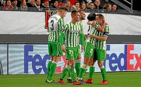 Guardado felicita a Lainez tras conseguir el empate a tres en Rennes. Guardado felicita a Lainez tras conseguir el empate a tres en Rennes.