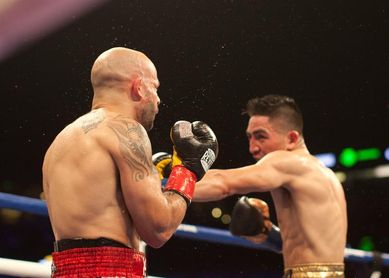 El mexicano Santa Cruz retiene la corona al superar a su compatriota Rivera El mexicano Santa Cruz retiene la corona al superar a su compatriota Rivera
