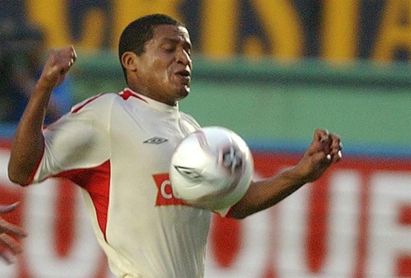 Muere a los 44 años el exfutbolista peruano Carlos ´Kukín´ Flores Muere a los 44 años el exfutbolista peruano Carlos ´Kukín´ Flores