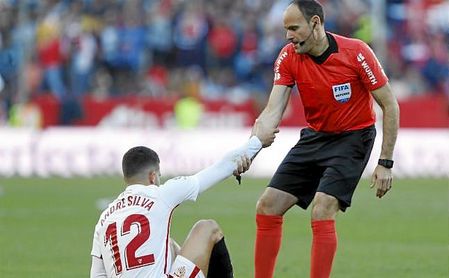 Mateu Lahoz junto a Adré Silva en el partido ante el Atleti Mateu Lahoz junto a Adré Silva en el partido ante el Atleti