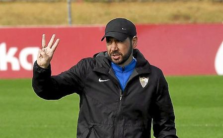 Machín cree que jugar con tres atrás tiene muchas ventajas. Machín cree que jugar con tres atrás tiene muchas ventajas.