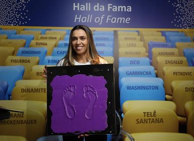 La brasileña Marta dice que seguirá jugando fútbol La brasileña Marta dice que seguirá jugando fútbol