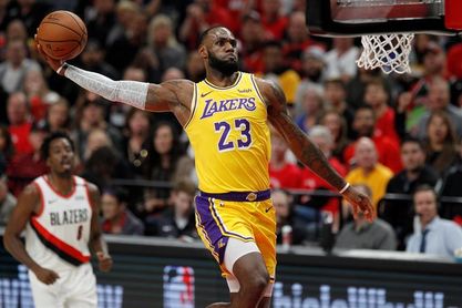 111-106. James da el triunfo a Lakers y Harden sigue con racha de 30 puntos 111-106. James da el triunfo a Lakers y Harden sigue con racha de 30 puntos