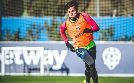 Toño García en uno de los entrenamientos con el Levante. Toño García en uno de los entrenamientos con el Levante.