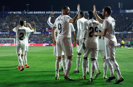 El Atlético resiste y el Real Madrid respira con dos penaltis El Atlético resiste y el Real Madrid respira con dos penaltis