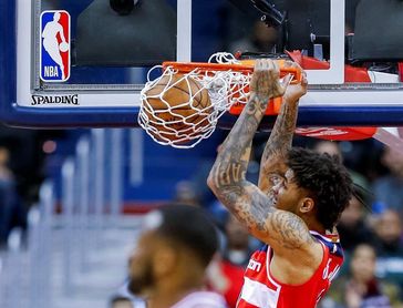 114-105. Oubre Jr. gana duelo a Antetokounmpo y amarga el debut de Gasol con los Bucks 114-105. Oubre Jr. gana duelo a Antetokounmpo y amarga el debut de Gasol con los Bucks