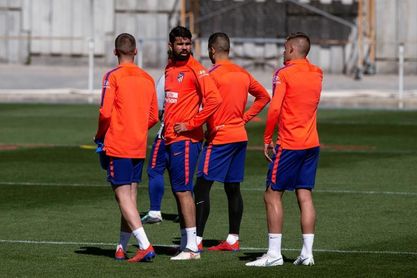 Caras serias en el entrenamiento del Atlético tras la eliminación europea Caras serias en el entrenamiento del Atlético tras la eliminación europea