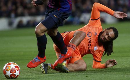 Luis Suárez volvió a crear polémica con un dudoso penalti Luis Suárez volvió a crear polémica con un dudoso penalti
