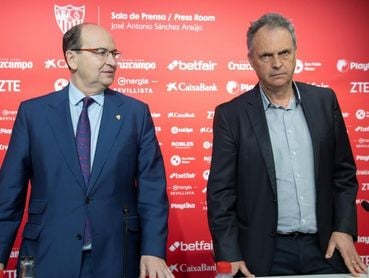 Caparrós sustituye a Pablo Machín en el banquillo sevillista Caparrós sustituye a Pablo Machín en el banquillo sevillista