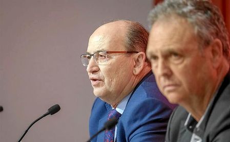 José Castro, junto a Joaquín Caparrós, durante la rueda de prensa. José Castro, junto a Joaquín Caparrós, durante la rueda de prensa.
