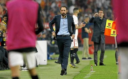 Machín, en su último partido en el Sánchez-Pizjuán, ante la Real Sociedad. Machín, en su último partido en el Sánchez-Pizjuán, ante la Real Sociedad.