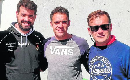 Pedro Carrión (centro), junto al segundo y primer entrenador del Antoniano, Rosado y Rubio. Pedro Carrión (centro), junto al segundo y primer entrenador del Antoniano, Rosado y Rubio.