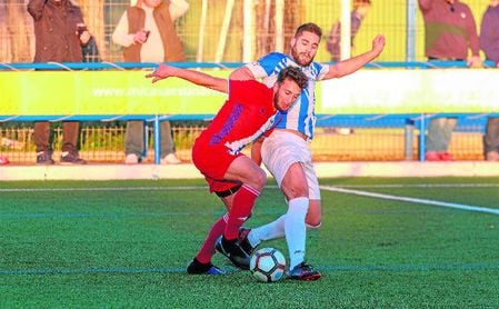 El ya exjugador visueño Quesada presiona a un rival del Atlético Onubense. El ya exjugador visueño Quesada presiona a un rival del Atlético Onubense.