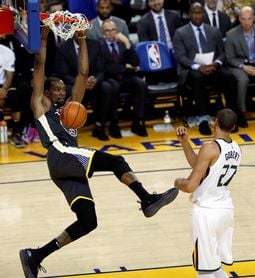 112-89. Durant supera emociones muerte de un amigo y lidera triunfo de Warriors 112-89. Durant supera emociones muerte de un amigo y lidera triunfo de Warriors