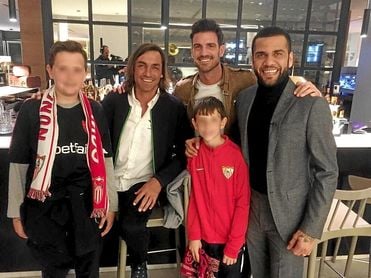 Daniel Alves, junto a Javi Navarro y Aitor Ocio en el Sánchez-Pizjuán. Daniel Alves, junto a Javi Navarro y Aitor Ocio en el Sánchez-Pizjuán.