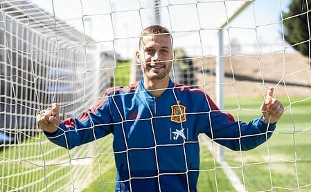 Canales posa para ESTADIO Deportivo en La Ciudad del Fútbol de Las Rozas. Canales posa para ESTADIO Deportivo en La Ciudad del Fútbol de Las Rozas.
