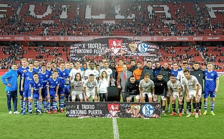 Los jugadores del Sevilla y Schalke posan por Aitor Puerta y el trofeo tras el partido. Los jugadores del Sevilla y Schalke posan por Aitor Puerta y el trofeo tras el partido.