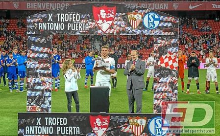 Carriço levante el trofeo Antonio Puerta junto a Aitor Puerta y José Castro. Carriço levante el trofeo Antonio Puerta junto a Aitor Puerta y José Castro.