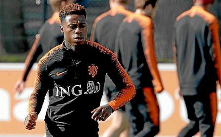 Promes sustituyó a Babel a falta de media hora en el choque ante Bielorrusia del pasado jueves. Promes sustituyó a Babel a falta de media hora en el choque ante Bielorrusia del pasado jueves.