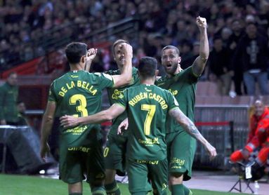 1-1. Quini impide, al final, el triunfo canario en un choque igualado 1-1. Quini impide, al final, el triunfo canario en un choque igualado
