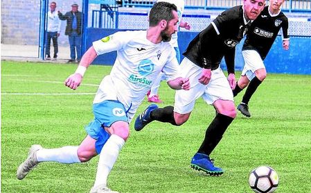 Plata, autor del primer gol del Castilleja, perseguido por el panadero Juanma. Plata, autor del primer gol del Castilleja, perseguido por el panadero Juanma.