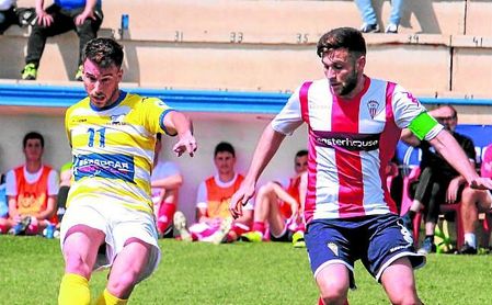 El ribereño Espada, autor del primer gol, cede el esférico en presencia del algecireño Iván Turrillo El ribereño Espada, autor del primer gol, cede el esférico en presencia del algecireño Iván Turrillo