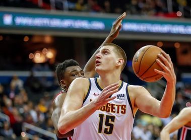 113-85. Jokic lidera la exhibición de los Nuggets y los Spurs bajan al octavo puesto 113-85. Jokic lidera la exhibición de los Nuggets y los Spurs bajan al octavo puesto
