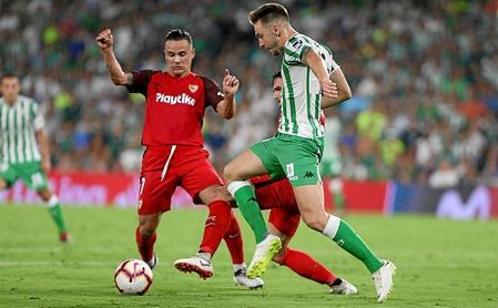 Roque Mesa y Loren pugnan por un balón en el Betis-Sevilla. Roque Mesa y Loren pugnan por un balón en el Betis-Sevilla.