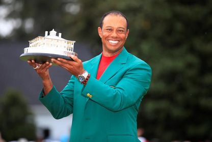 Tiger Woods se viste con su quinta "chaqueta verde" en el Masters de Augusta Tiger Woods se viste con su quinta "chaqueta verde" en el Masters de Augusta