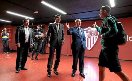 Serra y Haro saludan a Guardado en la previa del derbi. Serra y Haro saludan a Guardado en la previa del derbi.