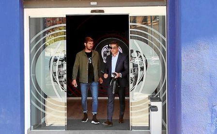 Campaña sale de las oficinas del Levante con su agente, Enrique Rosado. Campaña sale de las oficinas del Levante con su agente, Enrique Rosado.