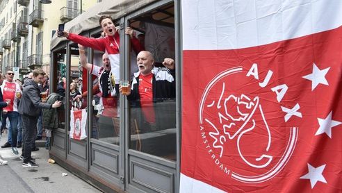 La Policía denuncia a 54 ultras del Ajax armados con machetes y cuchillos La Policía denuncia a 54 ultras del Ajax armados con machetes y cuchillos