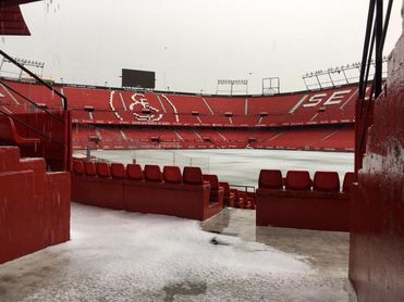 Un manto blanco cubre el césped del Sánchez-Pizjuán por la granizada Un manto blanco cubre el césped del Sánchez-Pizjuán por la granizada