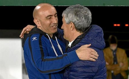Abelardo y Setién se saludan antes del Betis-Alavés. Abelardo y Setién se saludan antes del Betis-Alavés.