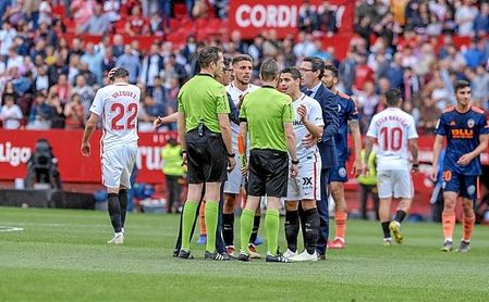 Los jugadores nervionenses protestan a González González tras acabar el Sevilla-Valencia. Los jugadores nervionenses protestan a González González tras acabar el Sevilla-Valencia.