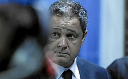 El presidente del Deportivo renuncia tras pedírselo la grada. El presidente del Deportivo renuncia tras pedírselo la grada.
