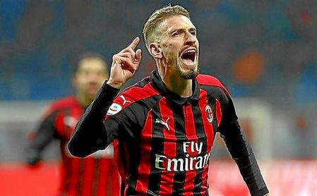 Samu Castillejo celebra un gol con la elástica del Milan. Samu Castillejo celebra un gol con la elástica del Milan.