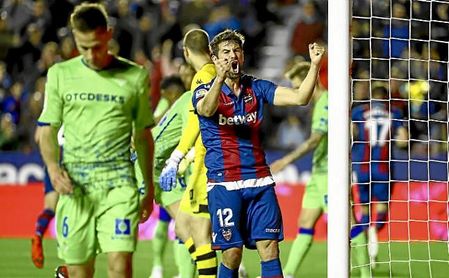 Coke celebra con euforia el cuarto gol del Levante, un tanto con el que abrochaba la mayor goleada del Betis en contra de toda la temporada. Coke celebra con euforia el cuarto gol del Levante, un tanto con el que abrochaba la mayor goleada del Betis en contra de toda la temporada.