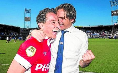 Cocu dirigió a Andrés Guardado en el PSV. Cocu dirigió a Andrés Guardado en el PSV.